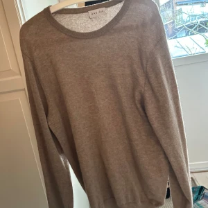Davida chashmere - Storlek L endast testad men tyvärr fel storlek. (Sann i storlek) otroligt fint skick! Nypris 2500 säljer för endast 900 då jag har total platsbrist och behöver bli av med den så fort som möjligt!