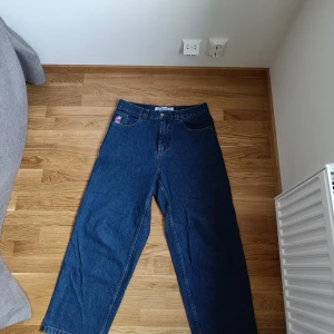 Polar Big Boy, Blå - Tvättade fåtal gånger, sparsamt använda, inte JNCO baggy men baggy, bra skatejeans! Inget heeldrag!