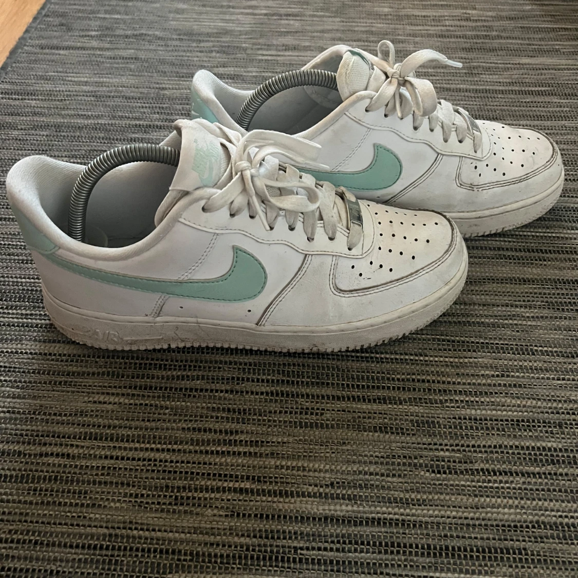 Nike Air Force i vitt och mintgrönt - 90