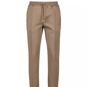 Beige byxor från Les Deux - Säljer ett par snygga bruna byxor från Les Deux i modellen Drake Tracksuit set. Byxorna är i bra skick 9/10 och passar både till vardags och chill. Nypris 1099:- i storlek M, men passar också S.