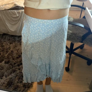 Mid kjol - Hyfsat bra skick, har några små fläckar som ni ser på bilderna, volangen har blivit lite sen.