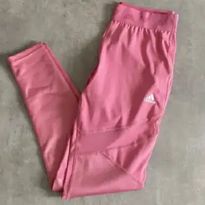 Superfina rosa träningstights av märket Adidas. Nypris 699kr. 