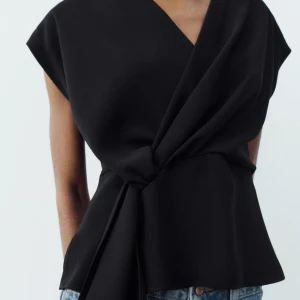 Svart blus - Zara - Snygg svart omlottopp från Zara. Endast använd 1 gång. Storlek xs 🤩