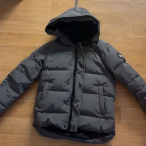 Canada goose jacka - Hej, säljer den här canada goose jackan som är använd 4-5 gånger och är i nyskick! Perfekt till vintern.