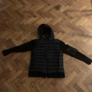 Svart cardigan från Moncler - Säljer en snygg, svart och ÄKTA cardigan från Moncler i mycket bra skick. Perfekt för höst och vinter, och den är både stilren och varm. Passar perfekt för dig som vill ha en jacka med både funktion och stil!🤙💯💯