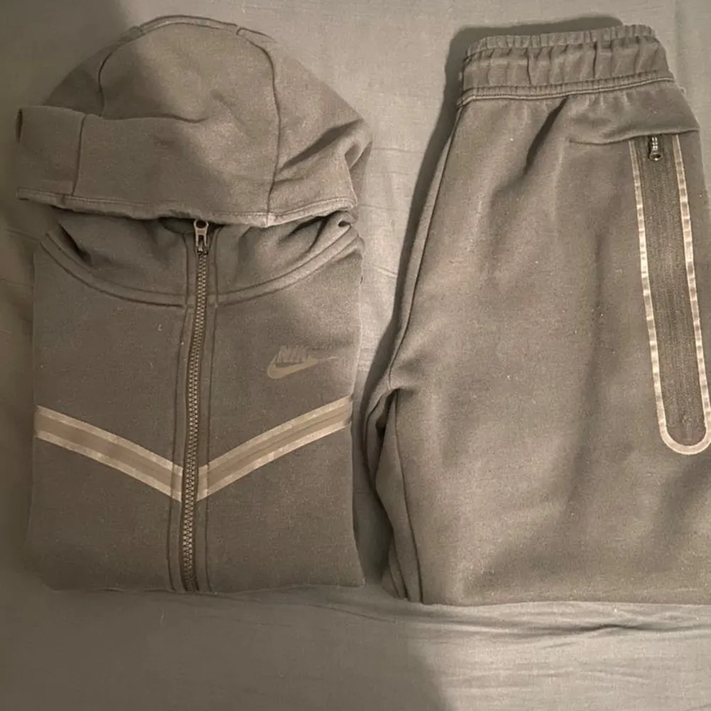 Säljer min svarta Nike tech fleece jag har använt den en del men den ser fortfarande bra. Dm vid frågor eller liknande pris kan diskuteras🤝. Tröjor & Koftor.