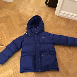 Säljer min syrra tommy hilfigher jacka😊 - Hej. Skicket är 9/10 nästan aldrig använd. Den har inga skador och har aldrig kommit till användning.