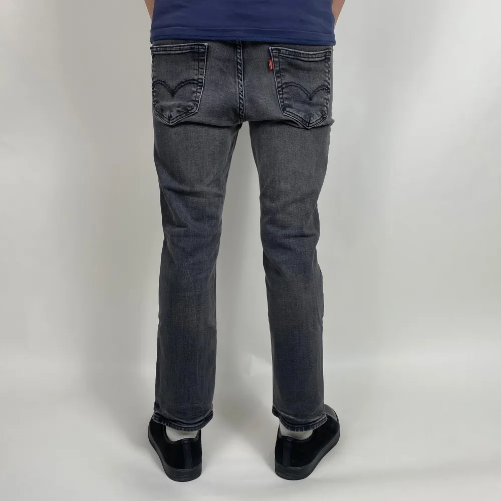 Levis jeans 30/30 | Passform slim fit | Modellen är 184 och väger 70kg  Midjemått - 37 cm  Benets längd - 92 cm  Fotvidd - 17 cm  Hör av dig vid frågor!. Jeans & Byxor.