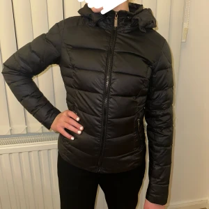 Vinterjacka RockandBlue - RockandBlue vinterjacka. Storlek: 34. Säljer för 2000kr. Kommer med eller utan fejk päls, upp till köparen. Om du istället vill ha äkta päls (raccoon) kostar det extra 1500kr. 