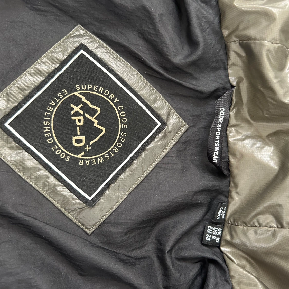 Olivgrön pufferjacka från Superdry - 92