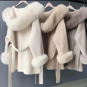 Päls kappa - Säljer min Angelina Coat kappa från Femenina of sweden pga flytt ich ingen användning. Bra skick och inget fel på den. Stl S men den passar alla storlekar/Har päls på både armar och luvan/Fler bilder privat❤️