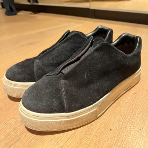 Svarta mockasneakers från Eytys - Säljer ett par stilrena svarta sneakers från Eytys i mocka. Säljer dessa eftersom jag aldrig använder dom. Oavsett den hårda sulan på skorna är det nästan dom skönaste skorna jag haft på mig!