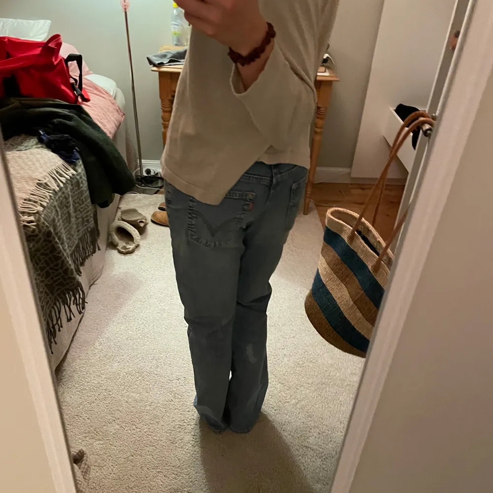 Säljer ett par blå jeans i loose fit. De är lågmidjade och har en avslappnad stil, perfekt för vardagsbruk. Jeansen är i bra skick och passar till de flesta outfits. Perfekta för en casual look!. Jeans & Byxor.