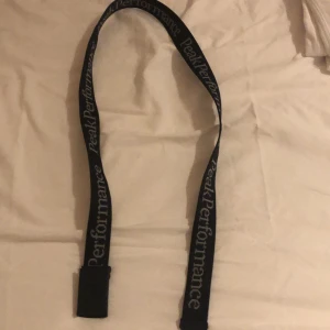 Svart bälte från Peak Performance - Säljer ett svart bälte från Peak Performance i nyskick. Nypris 299