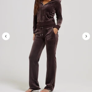 Juicy couture  - Säljer mina JCs då dom inte kommer till användning längre tyvärr Säljer brunt, beige, orange, ljusblå, mörkblå, lila, blå, grå Både med fickor och glitter 