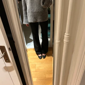 Långa kostymbyxor  - Säljer dessa underbara långa kostymbyxorna, jag är 180cm som referens. Svarta