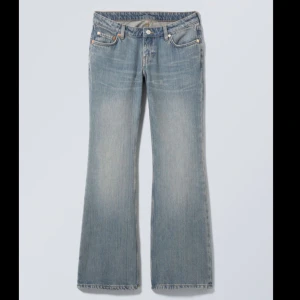 Weekday Jeans  - Super fina lågmidjade bootcut jeans men passar mig tyvärr inte, använda max två gånger😊Storleken på hemsidan är 29/32 men skulle säga att det är en 36/38🩷