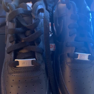 Af1s svart - Storlek 38, änvändes aldrig, köptes i london i fel storlek drf säljer ja dem 