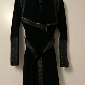 Rock and Blue Sweden vinterkappa  - ROCK AND BLUE SWEDEN  Svart vinterkappa  Storlek 34 Ordinarie pris 1799kr