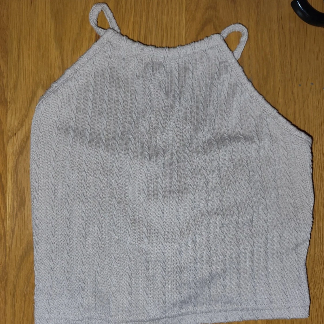 Beige ribbad linnetopp