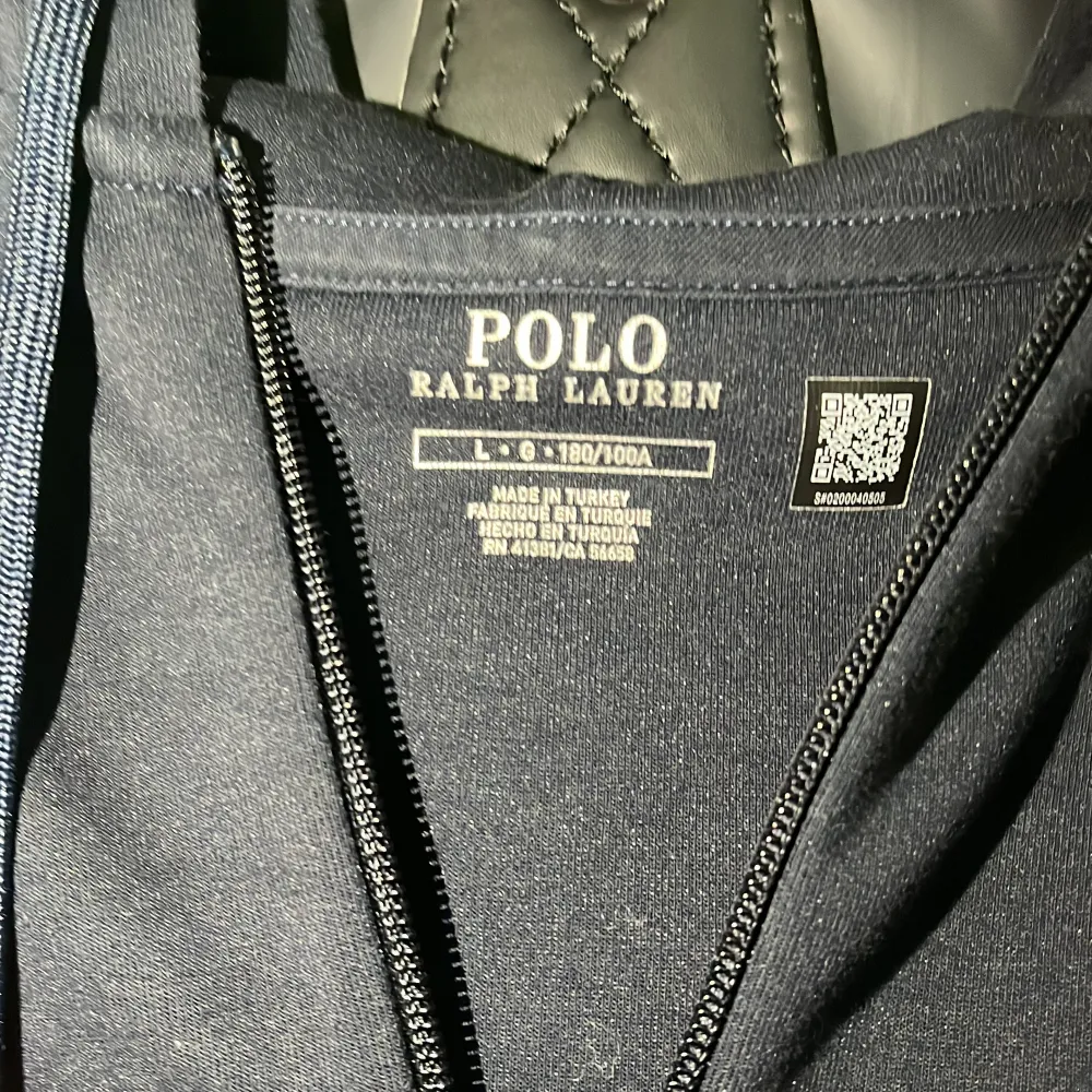 Säljer en splitter ny mörkblå hoodie från Ralph Lauren i storlek L. Jag är 188 lång och skulle säga att den passar mig precis, lite liten för min smak eftersom jag gillar lite mer overzised. Passar perfekt för dig som är mellan 175 - 188. M/L. Köpt från Zalando för 2200kr för 1 vecka sedan och har inte ens använt den. Säljer den nu för prisvärda 1900kr. Den har en dragkedja framtill och den klassiska loggan broderad på bröstet. Perfekt för både vardag och chill. Grymt skön och passar till allt 🖤. Hoodies.