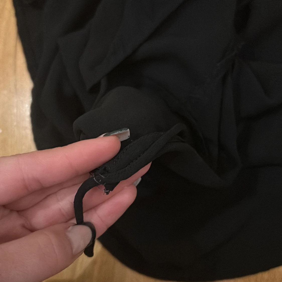 Svart ärmlös topp med volangdetalj från Gina Tricot - 91