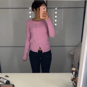 Rosa kofta - Säljer denna jätte gulliga koftan från zara, då den inte kommer till användning. Den har jättefint skick och inga defekter, skriv för mer bilder eller funderingar🫶🏽