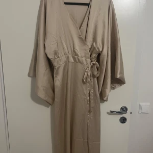 Beige långklänning  - Fin långklänning till salu. Helt ny och oanvänd 
