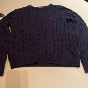 Blå stickad polo tröja - Jätte snygg stickad tröja! 8/10 skick inga defekter alls. Använd ett fåtal gånger eftersom att den inte kom till nån användning. Skulle passa dig som är runt 158-165