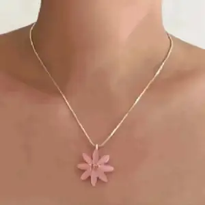 Säljer ett supergulligt halsband med ett hänge i form av en rosa blomma. Perfekt för att ge en söt touch till vilken outfit som helst. Passar perfekt till både vardag och fest! Aldrig använt!