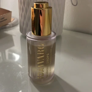Ida Warg Tanning Drops - Säljer en flaska Ida Warg Tanning Drops. Perfekt för att få en solkysst look utan sol. Kommer i en stilren flaska med pipett för enkel applicering. Passar alla hudtyper och ger en jämn och naturlig färg. Perfekt för att blanda med din favoritfuktkräm. Hur man använder den står på baksidan. Testad en gång men kommer aldrig till användning. Köpt för 100 nåt och säljer för 45!