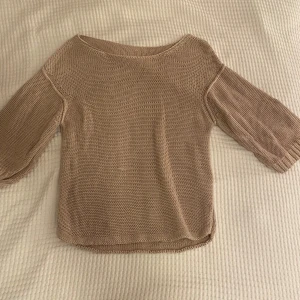 Stickad tröja - Beige stickad tröja med trekvartsärm. 