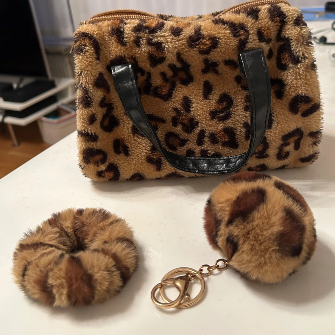 Leopardmönstrad väska med matchande accessoarer