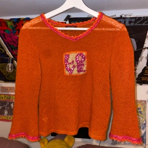Stickad tröja - Stickad orange tröja, härlig 70 tals feeling. Smått utsvängda armar och ganska kort. Knappt använd av mig men köpt second hand på stadsmissionen