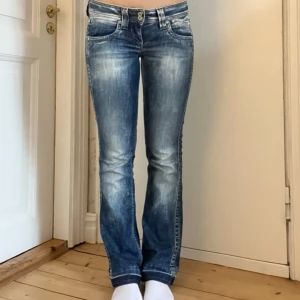 Pepe jeans - Så Coola pepe jeans med låg midja och snygga bakfickor✨Är 169 cm. Midjemåttet rakt över är 36 cm och innebenslängden är 77 cm. Jätte fint skick, inga defekter💕