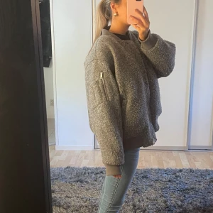 Grå jacka från hm  - Mysig grå oversized bomberjacka i mycket bra skick. Den har en oversized passform och långa ärmar. Perfekt för höst och vinter, med dragkedja och ribbade muddar. Superbekväm och ganska tjock!