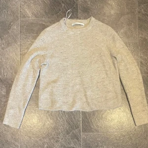 Beige stickad tröja från ONLY - Säljer en supermysig beige stickad tröja från ONLY i storlek XS. Perfekt för kyliga dagar med sitt mjuka material och stilrena design. Tröjan har långa ärmar och en klassisk rund halsringning. Passar perfekt till både jeans och kjol!