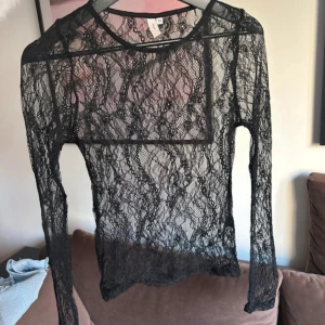 Spetstopp - Långärmad spetstopp från Nelly i storlek XS, den är aldrig använd🤍