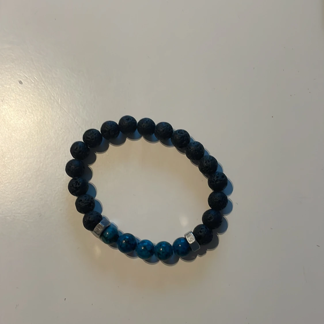 Fem stilrena armband med pärlor