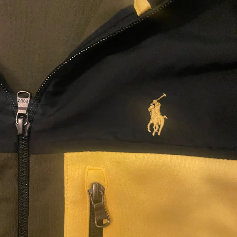 En helt ny Ralph lauren zip tröja i xs herr. Köpt för 1699, säljs för 449, priset är ganska fast! Bara att skriva ifall ni har frågor. . T-shirts.