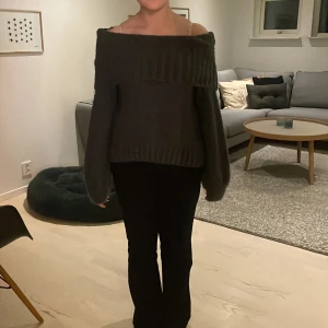 Mörkgrå stickad offshoulder tröja - Säljer en superfin mörkgrå offshoulder tröja som är perfekt för höst och vinter. Den är stickad och har långa ärmar, vilket gör den både stilren och mysig. Passar perfekt till både vardag och festliga tillfällen. 🖤