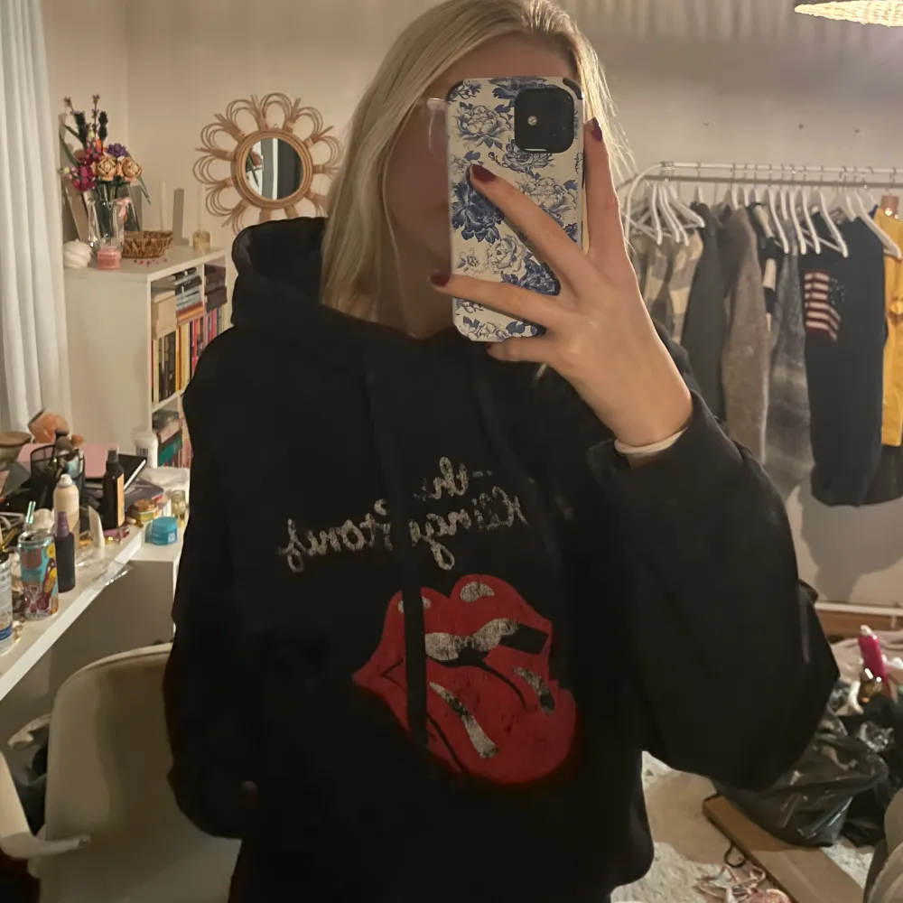 Säljer en svart hoodie med ett coolt tryck av the rolling stones . Perfekt för en avslappnad stil och att hålla sig varm. Den har en klassisk passform med långa ärmar och en bekväm huva. Perfekt för höst och vinter!. Hoodies.