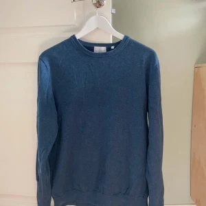 Blå bomullströja från Black - Säljer en snygg blå tröja från Black i 100% bomull. Perfekt för både vår och höst med sin mjuka och bekväma passform. Tröjan har långa ärmar och en klassisk rund halsringning. Den är i mycket bra skick och redo för nya äventyr! 💙