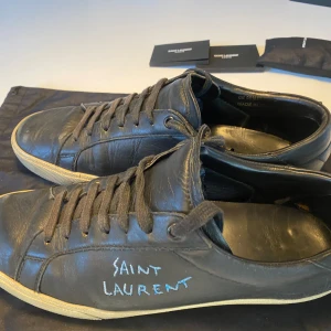 Yves saint Laurent skor  - Storlek 44. Skick 8/10. Lite läder som är påväg att lossa. Dessutom väldigt små hål på sulan.  Nypris ca 6000. Mitt pris: 2199. Pris kan diskuteras. PERFEKTA för sommaren då skorna består av högkvalitativt läder och är GALET fräscha. Säljer pga för små.