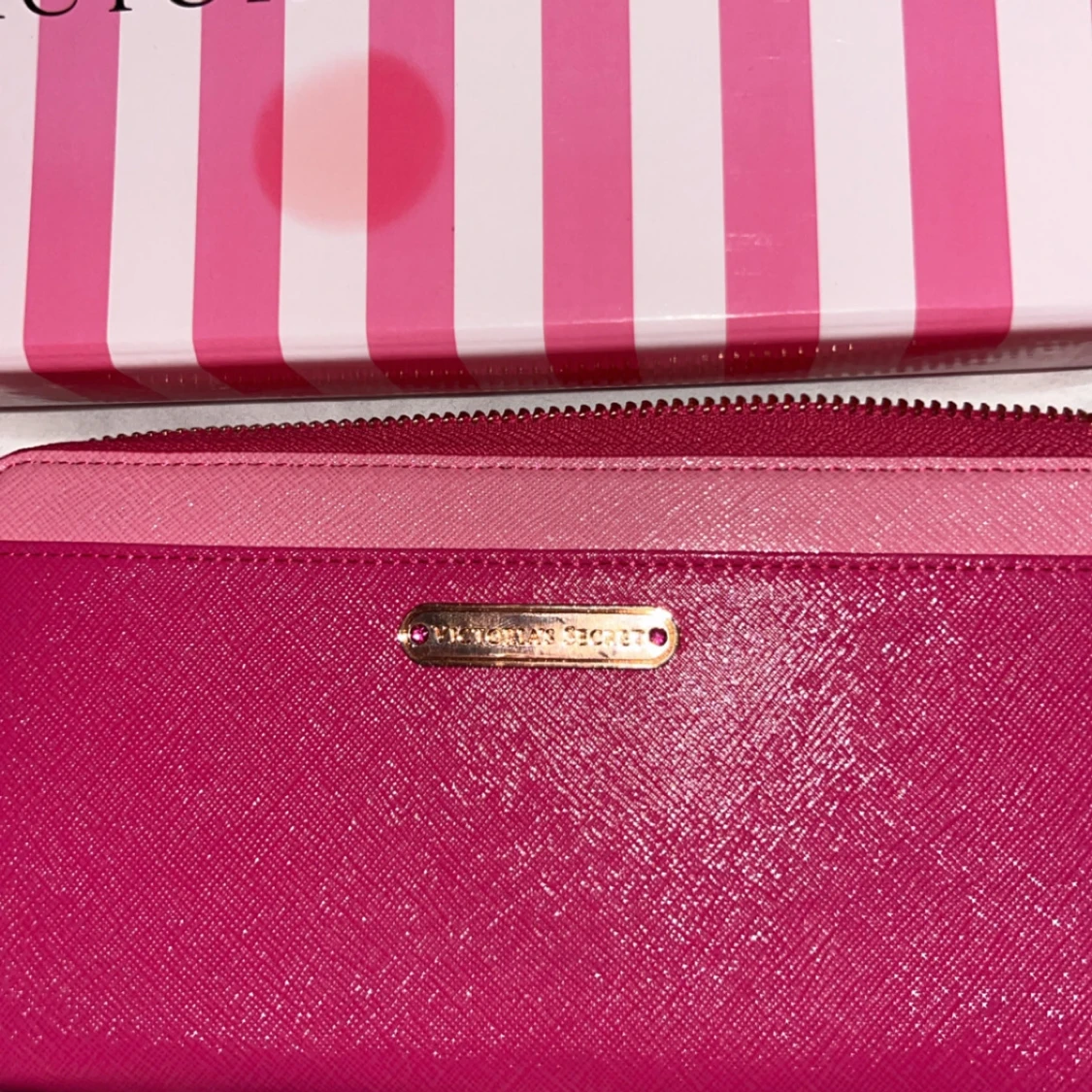 Rosa plånbok från Victoria's Secret oanvänd, limeted kostade 1000kr ny