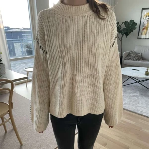 Stickad tröja med sömmar  - Fin stickad tröja från Gina med coola sömmar. Tyvärr ett litet hål vid Axeln. Därav pris.