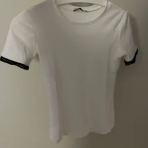 Vit topp - Vit topp med svart brodyr på ärmarna. Paketpris vid köp av mer från mig💕