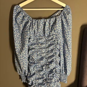 Klänning - Storlek xs. Inga stora problem bara dragkedjan på sidan som åker av men kan sättas dit lätt som en plätt🫶🏻