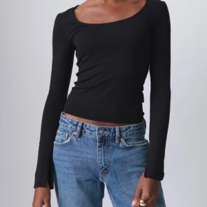 Gina tricots soft touch långärmad med slits - Säljer min skit snygga tröja från gina med slits, lappen är borta tyvärr men jag tror det är storlek S om inte M tillomed för den sitter löst på mig som använder xxs/xs i tröjor. Den är i super fint skick förutom att torleks lappen är borta.