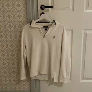 Vit Ralph lauren halv zip - Tja, jag säljer denna Ralph lauren tröjan eftersom jag har knappt använt den sen jag har köpt den. Den har ett litet hål i sig men märks inte om man inte tänker på det. Annars så är den j bra skick och är storlek s. Och pris kan diskuteras.